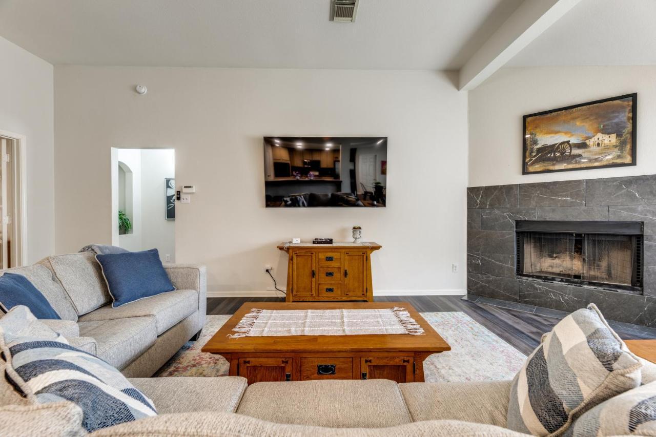 Spacious 5 Bdrm Home Mins To Wineries With Private Pool And Hot Tub! Johnson City Luaran gambar