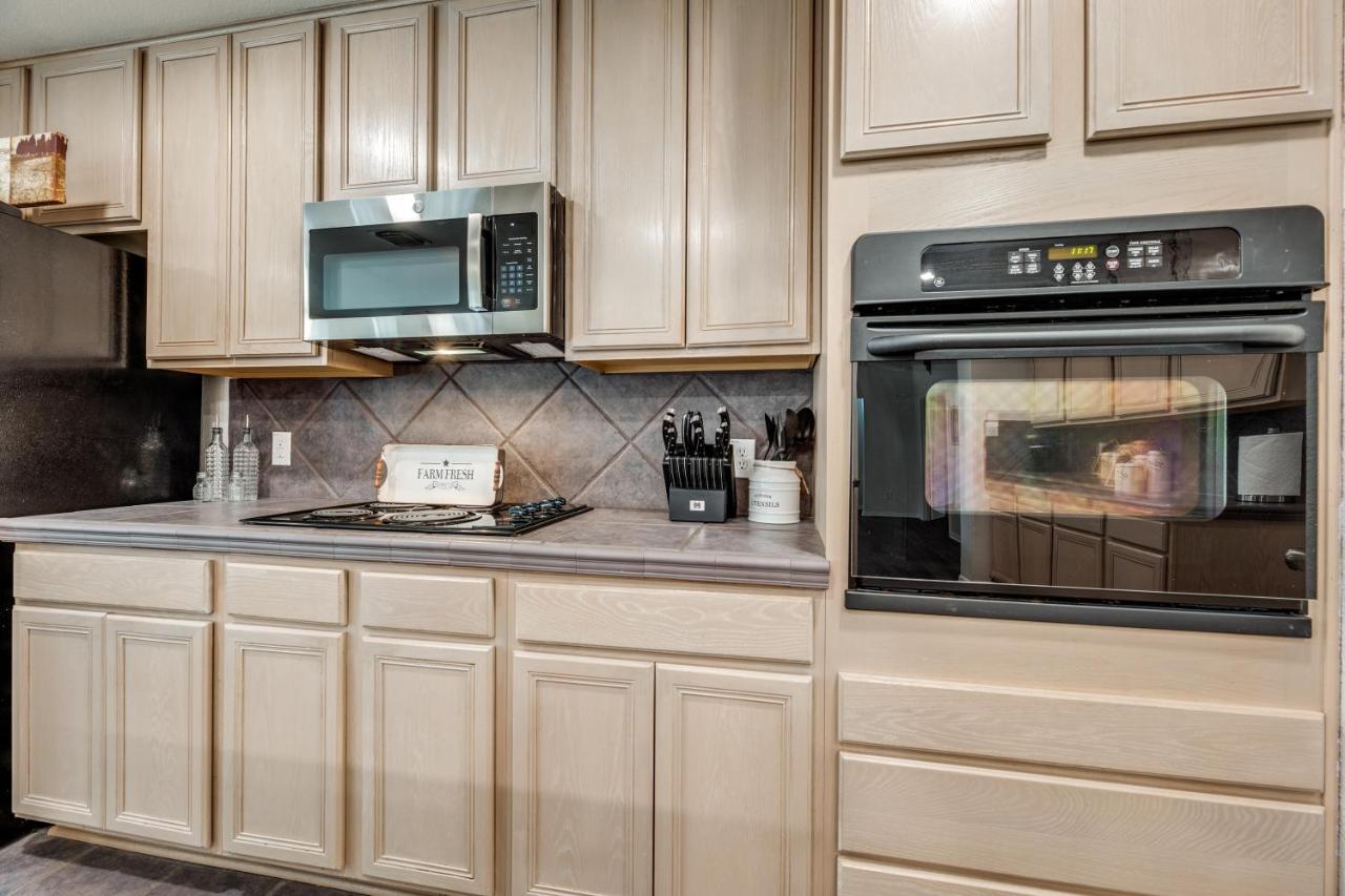 Spacious 5 Bdrm Home Mins To Wineries With Private Pool And Hot Tub! Johnson City Luaran gambar