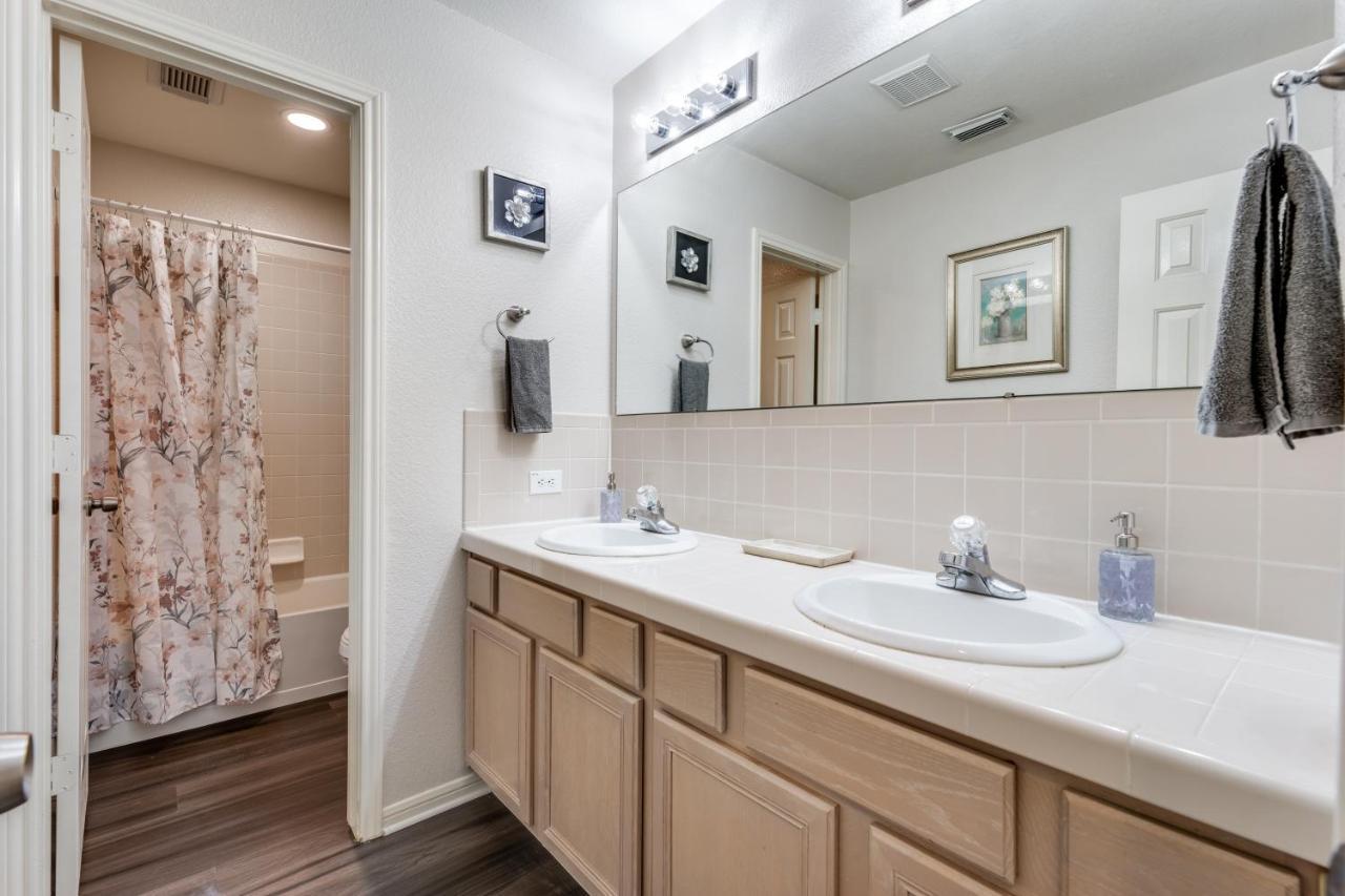 Spacious 5 Bdrm Home Mins To Wineries With Private Pool And Hot Tub! Johnson City Luaran gambar