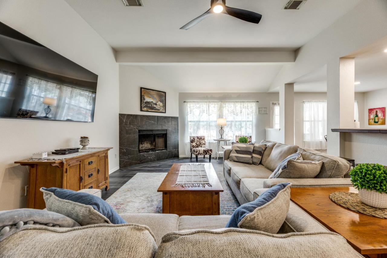 Spacious 5 Bdrm Home Mins To Wineries With Private Pool And Hot Tub! Johnson City Luaran gambar