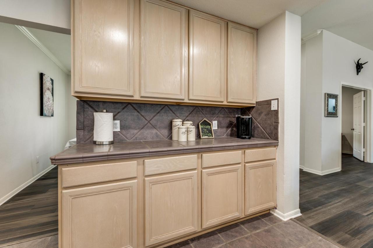 Spacious 5 Bdrm Home Mins To Wineries With Private Pool And Hot Tub! Johnson City Luaran gambar