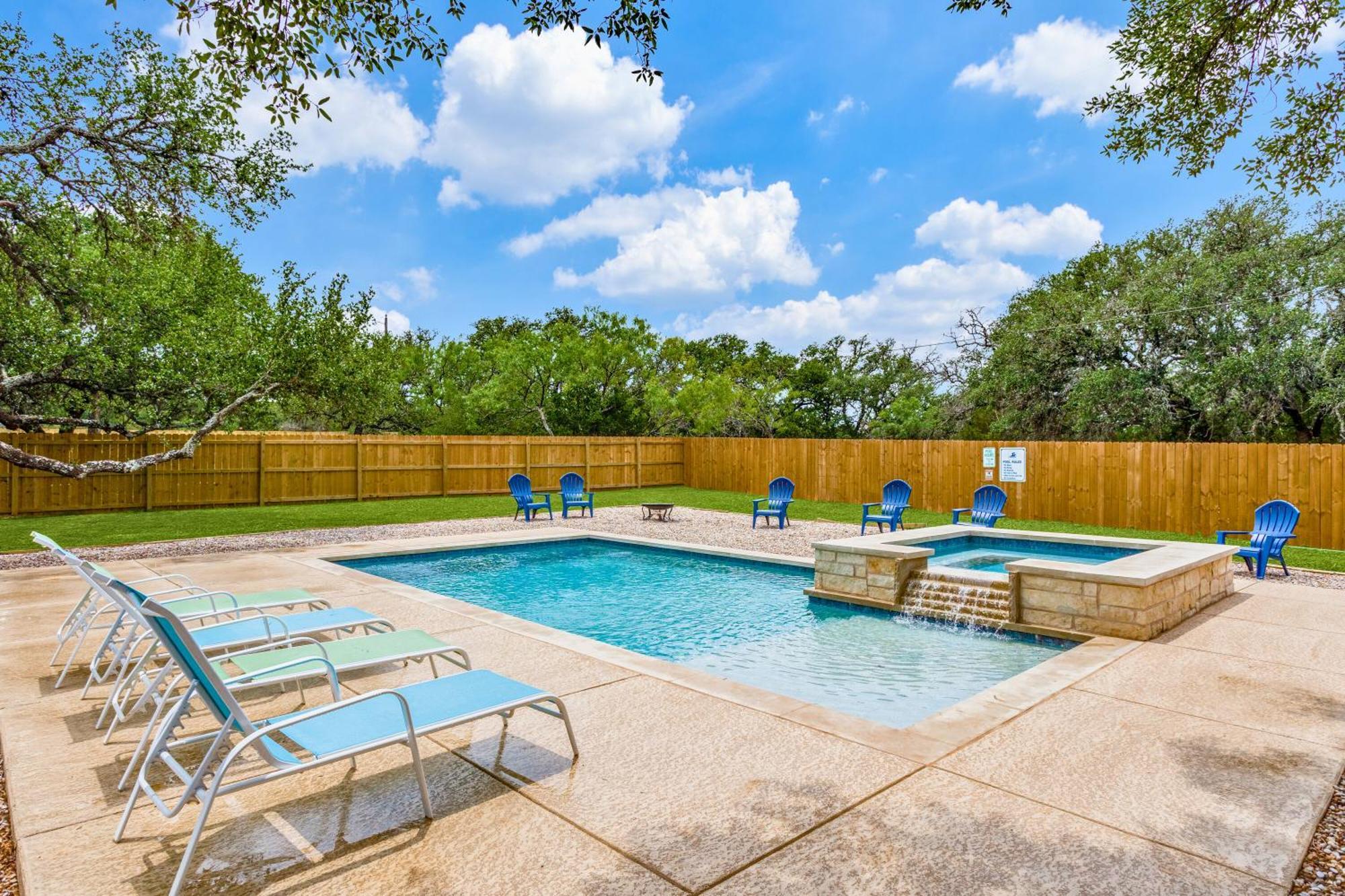 Spacious 5 Bdrm Home Mins To Wineries With Private Pool And Hot Tub! Johnson City Luaran gambar